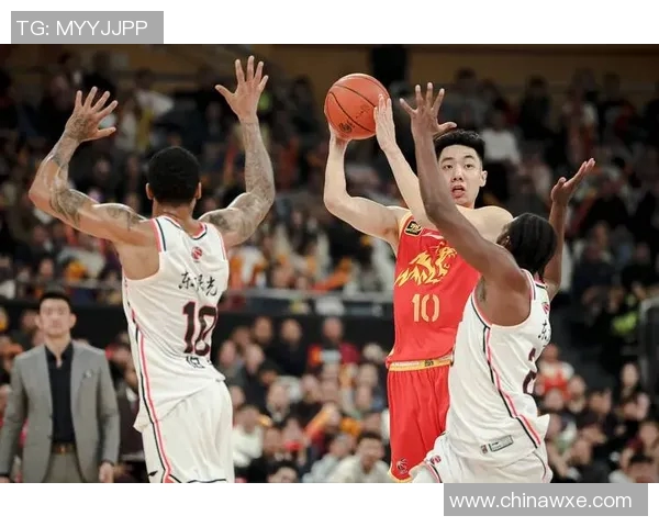 第24轮激战深圳队迎战广厦队争夺季后赛关键胜利